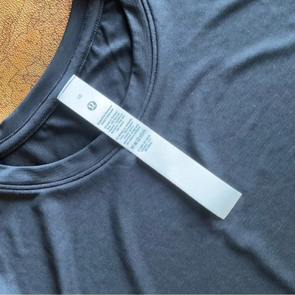 NWT  LULULEMON Ultralight hip length t-shirt, black size 10 - Picture 4 of 6